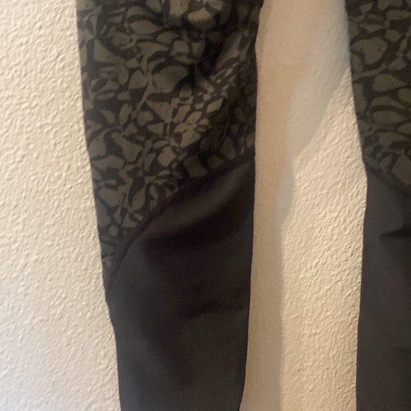 Under Armour compression leggings size small - Picture 5 of 5